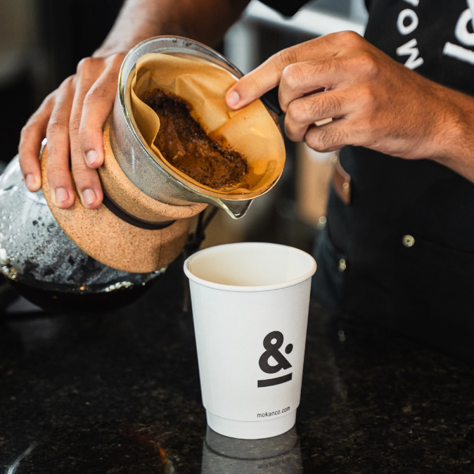 Moka and Co pouring coffee in cup